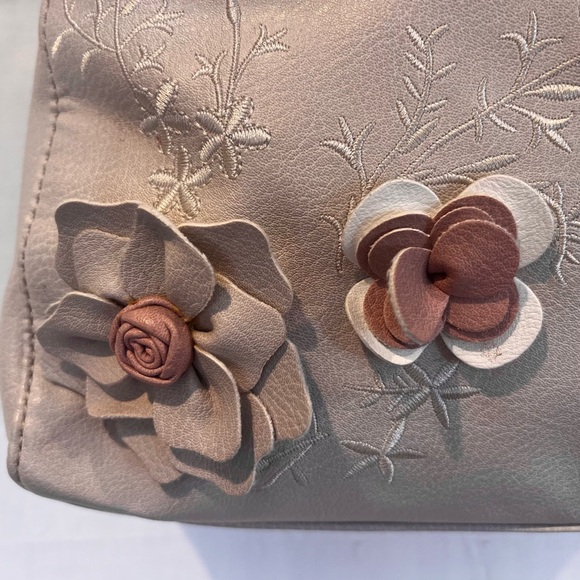 BIG BUDDHA Bone color Medium Handbag Tote Shoulder/Handle Bag 3D Flowers - Picture 4 of 12